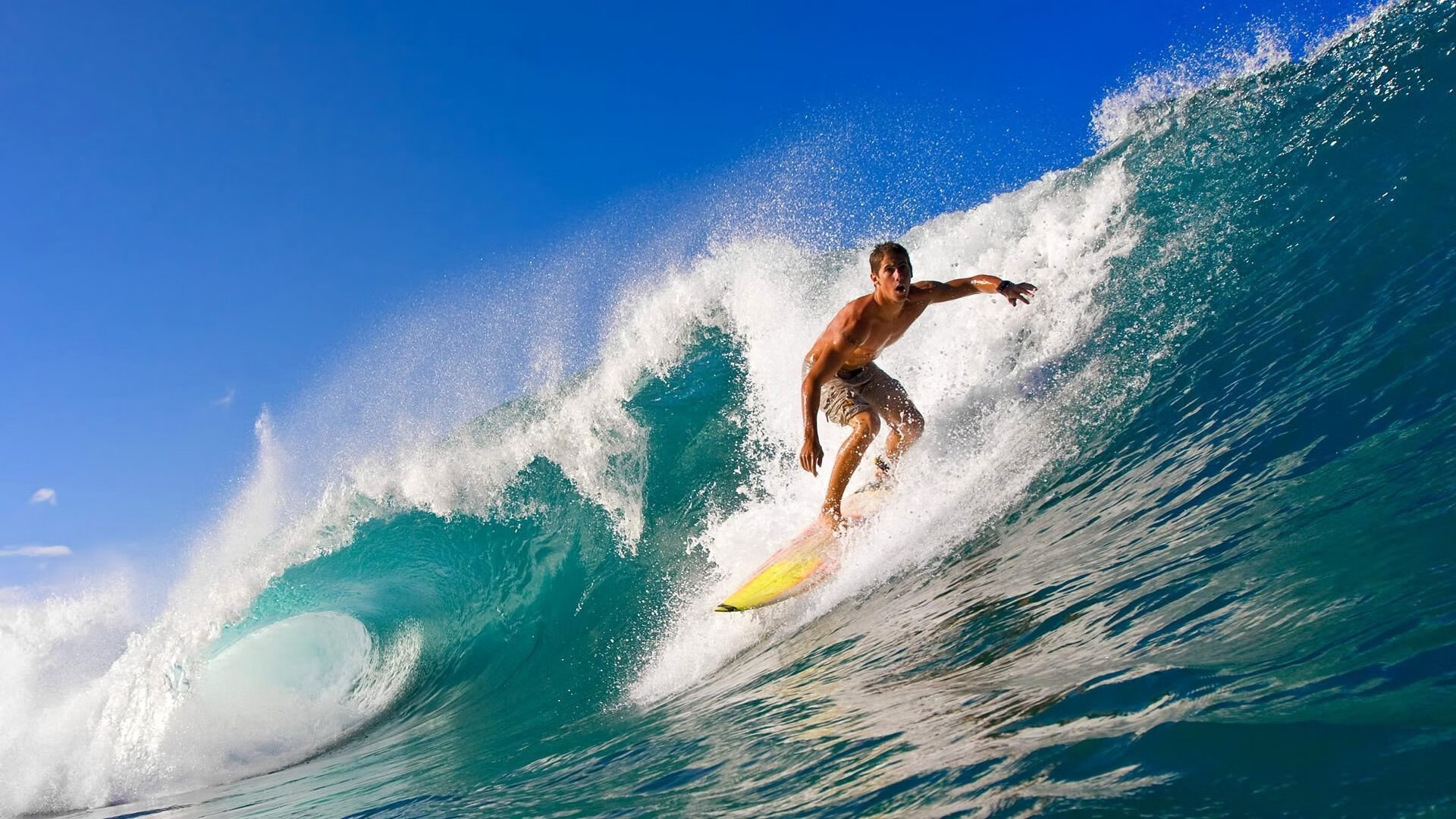 球员在比赛中展现出高超的个人技术，描述赛场上的球员